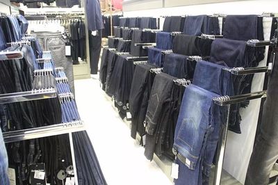 一站式服装采购首选 东云服装工厂集合店